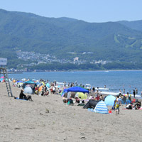 道内一番の海開き 賑わう小樽ドリームビーチ